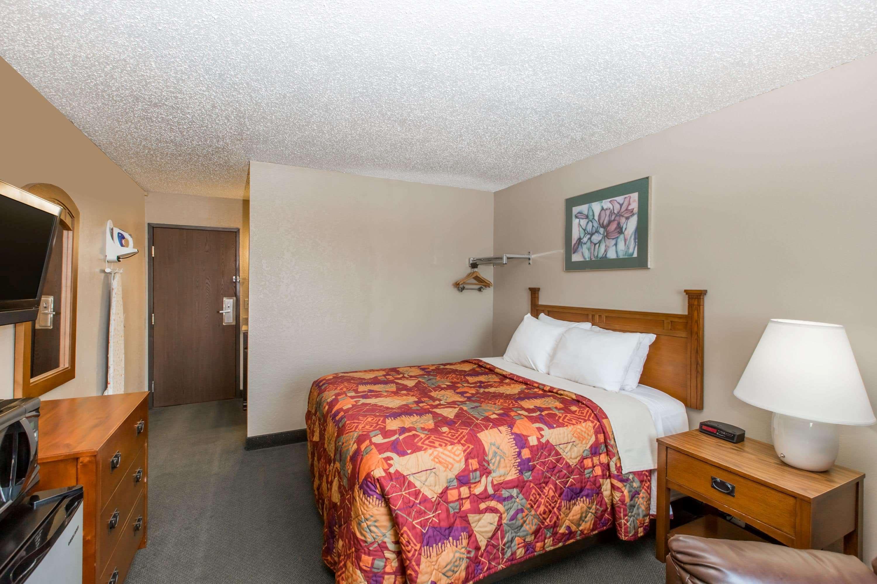 Days Inn by Wyndham Pierre Exterior foto