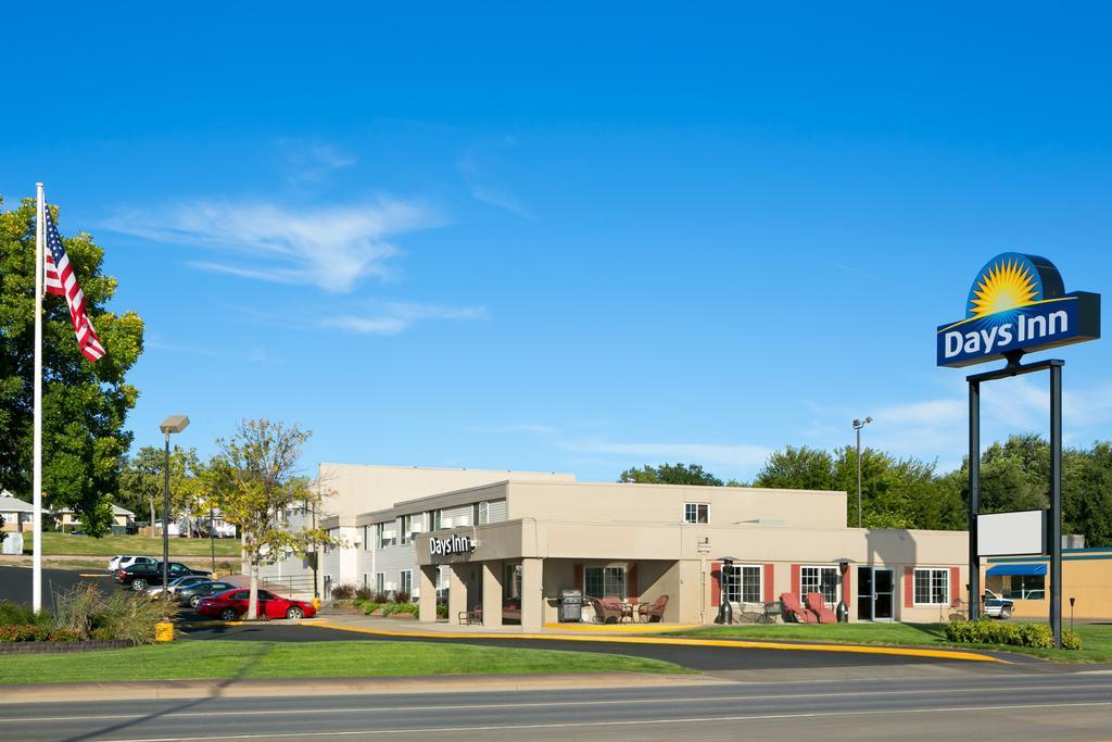 Days Inn by Wyndham Pierre Exterior foto