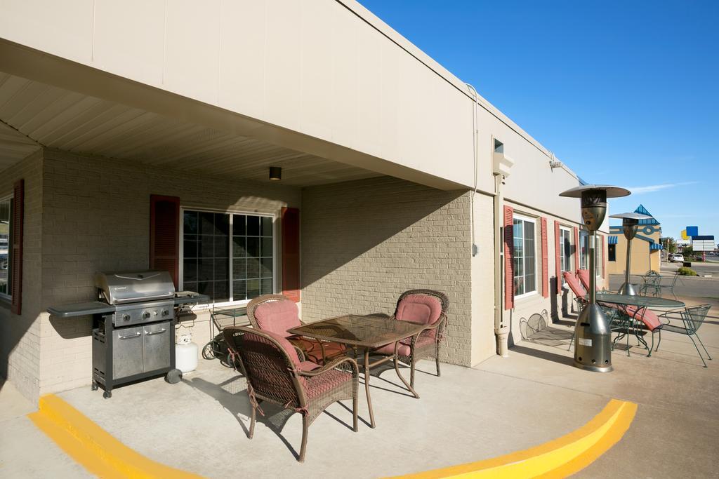 Days Inn by Wyndham Pierre Exterior foto